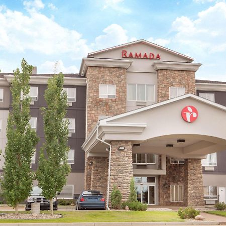 Ramada By Wyndham Camrose Hotel Exterior foto