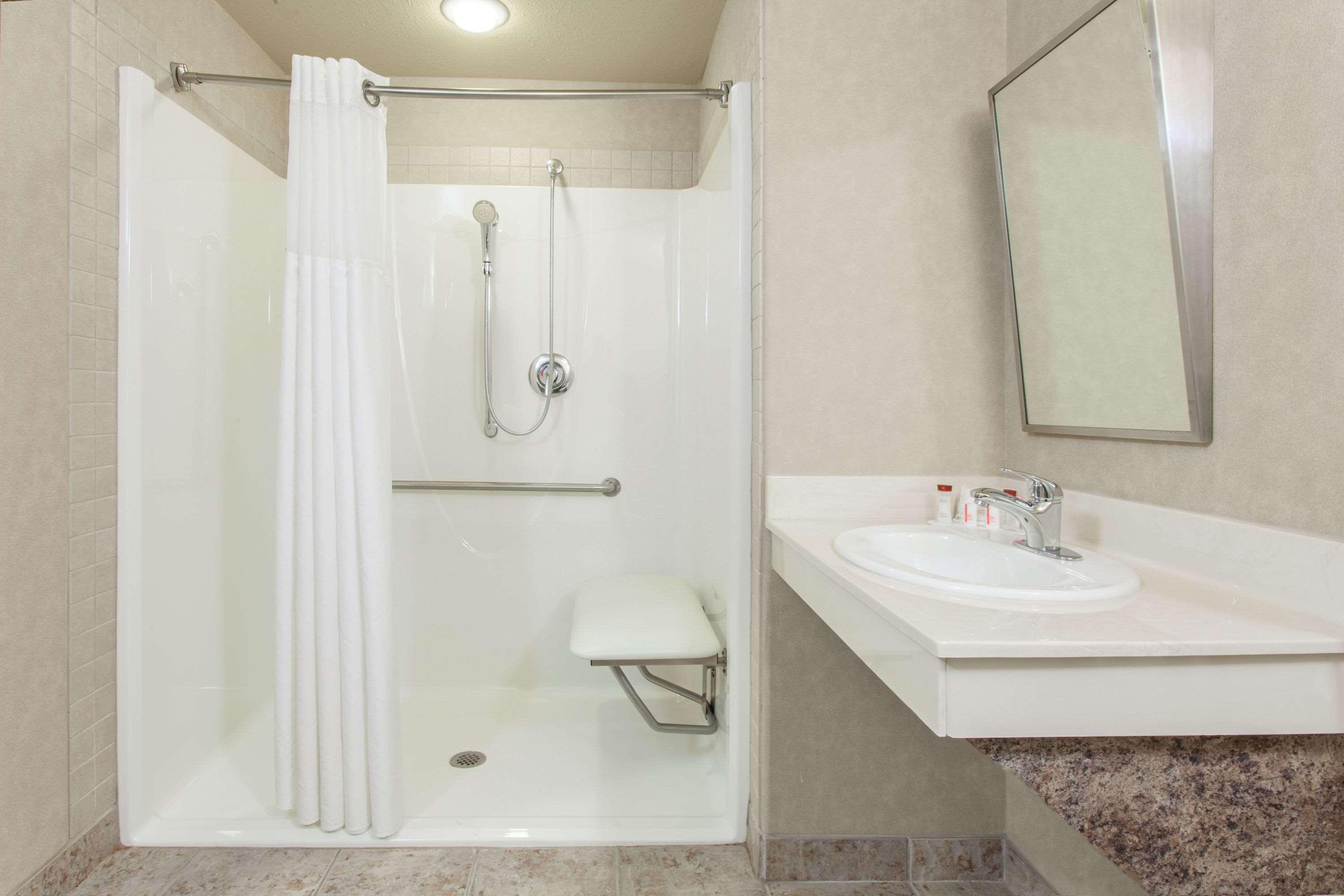 Ramada By Wyndham Camrose Hotel Exterior foto