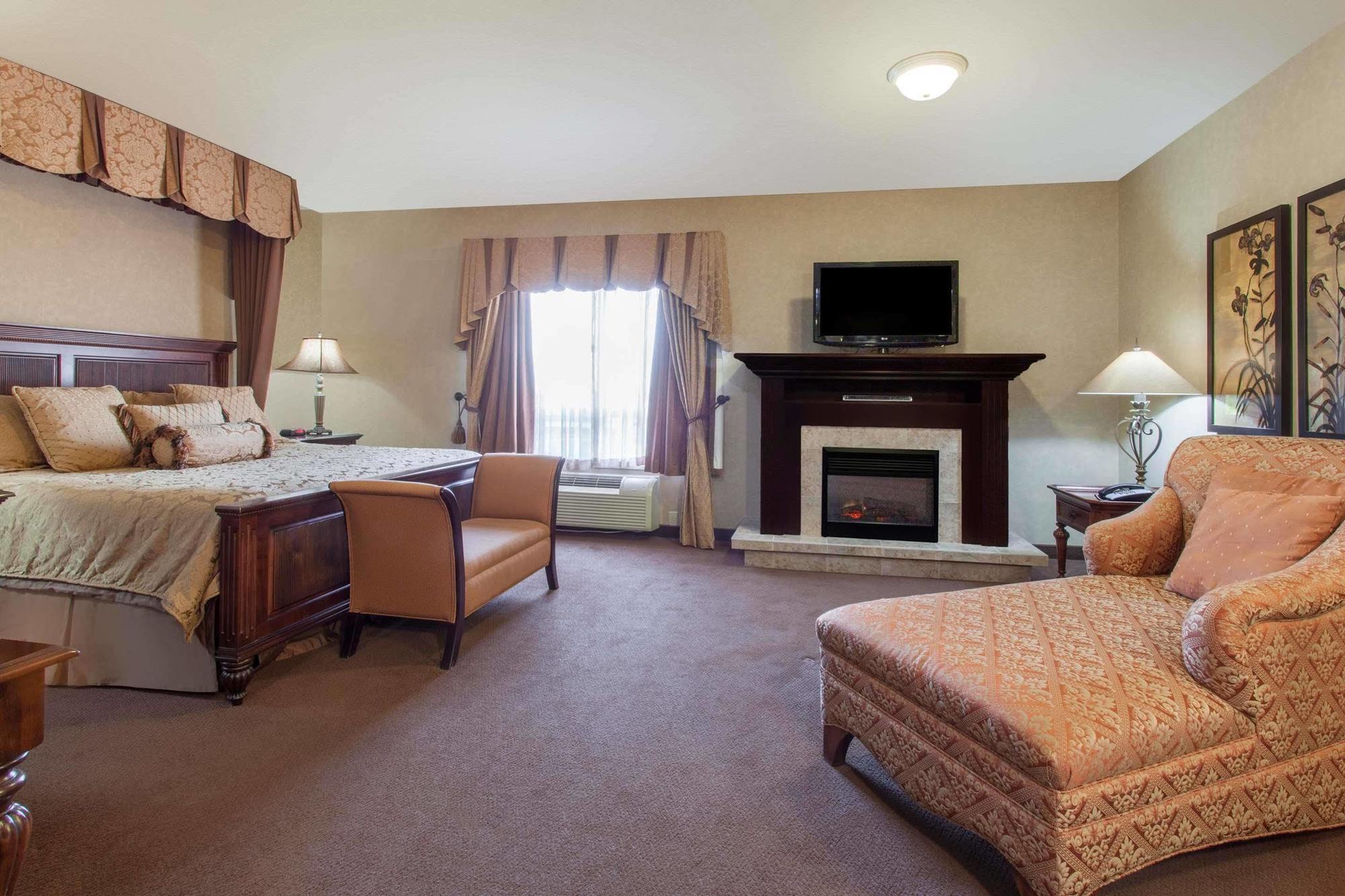Ramada By Wyndham Camrose Hotel Exterior foto