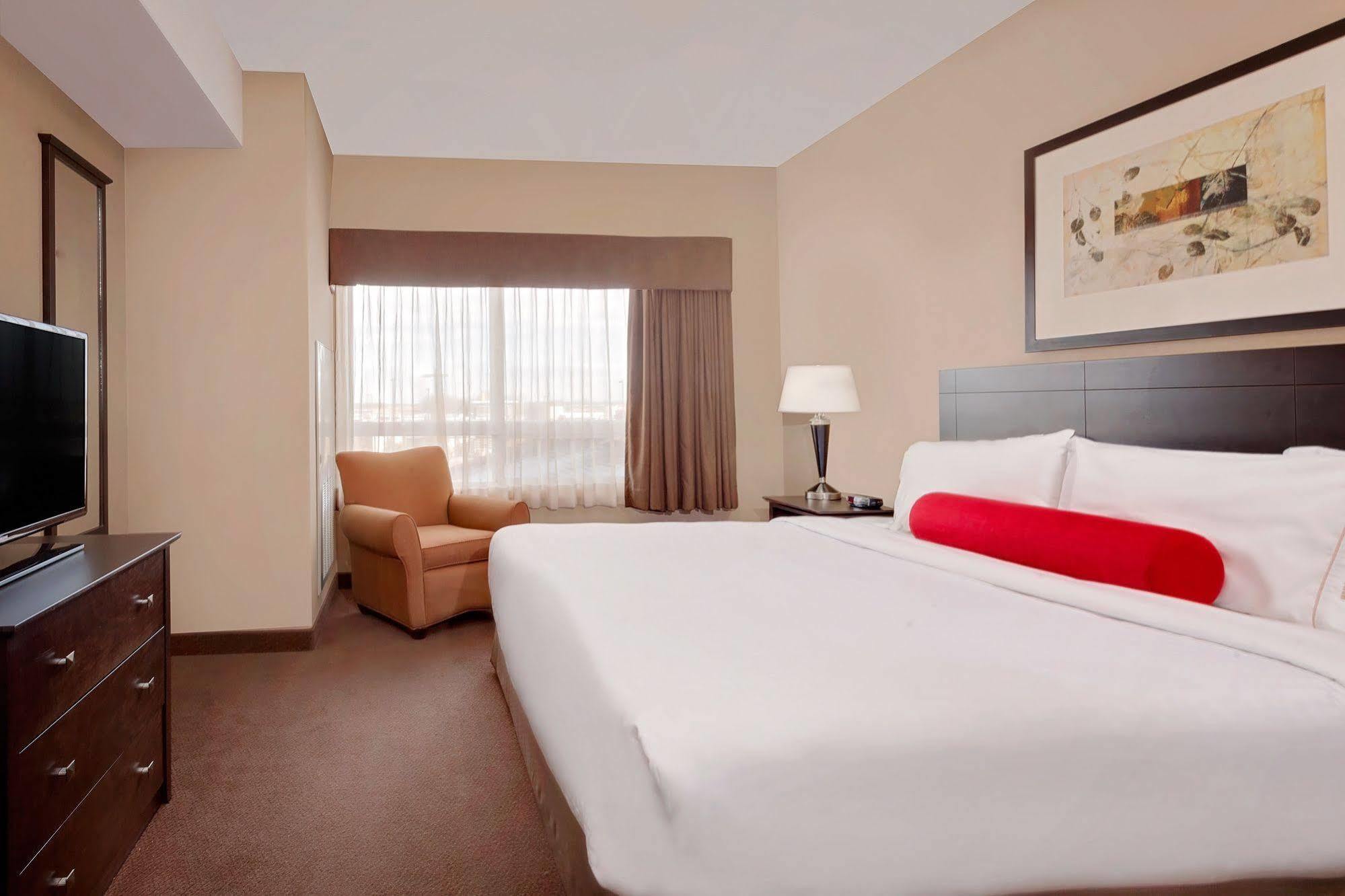 Ramada By Wyndham Camrose Hotel Exterior foto